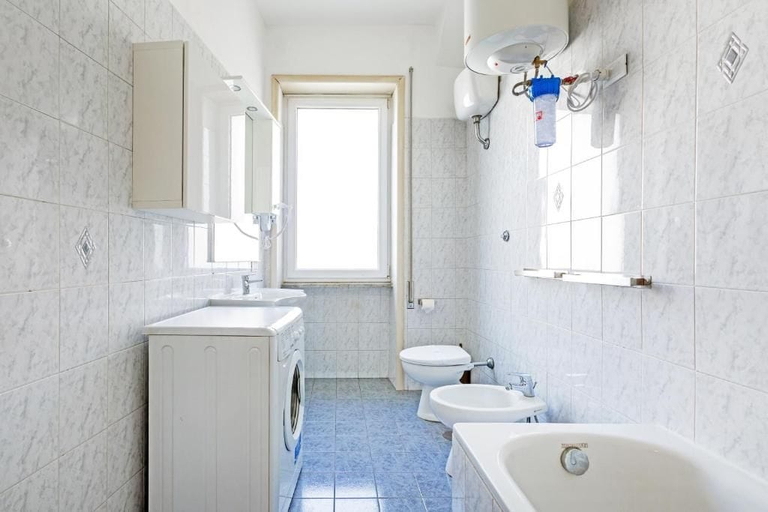 Bathroom 3, Luciano Colosseo Apartment, Rome