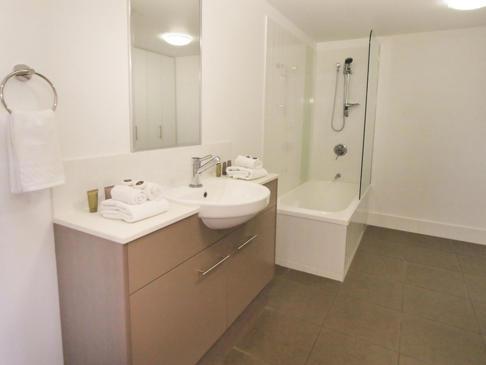Bathroom 5, Oaks Townsville Gateway Suites, South Townsville