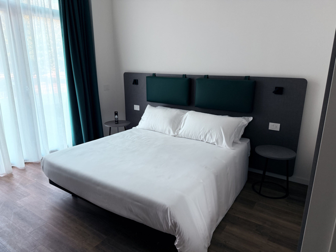 Room 2, Mirage Arona, Novara