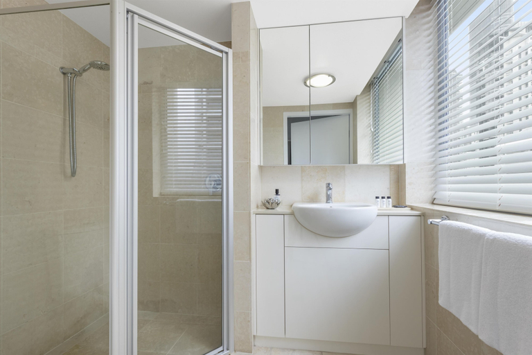 Bathroom 5, Oaks Brisbane Casino Tower Suites, Brisbane