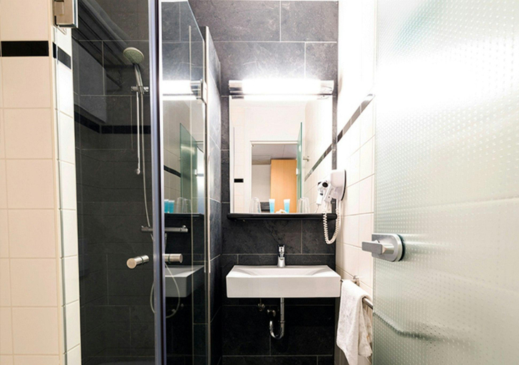 Bathroom 4, Bastion Hotel Rotterdam Zuid, Rotterdam