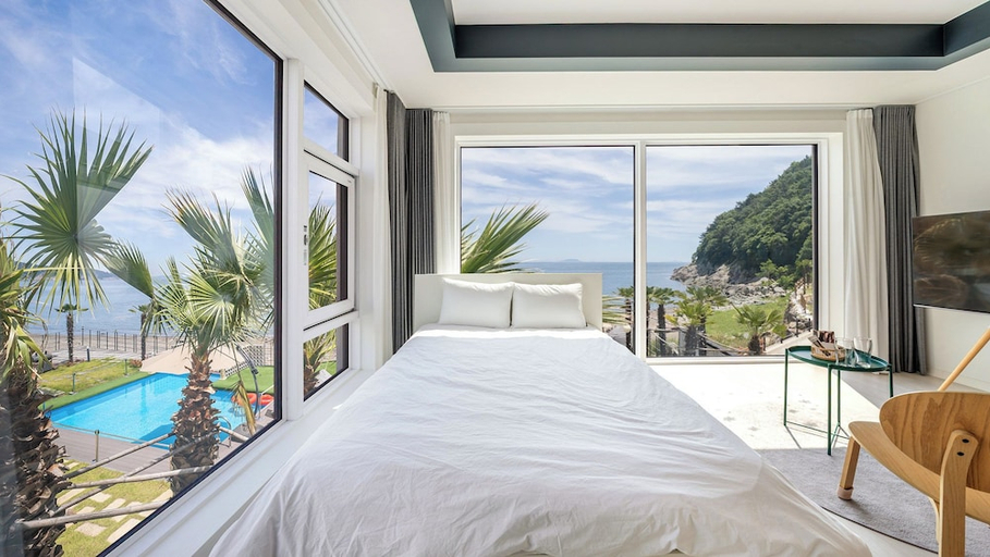 Bedroom 2, Namhae Orosy Bada Pool Villa & Pension, Namhae