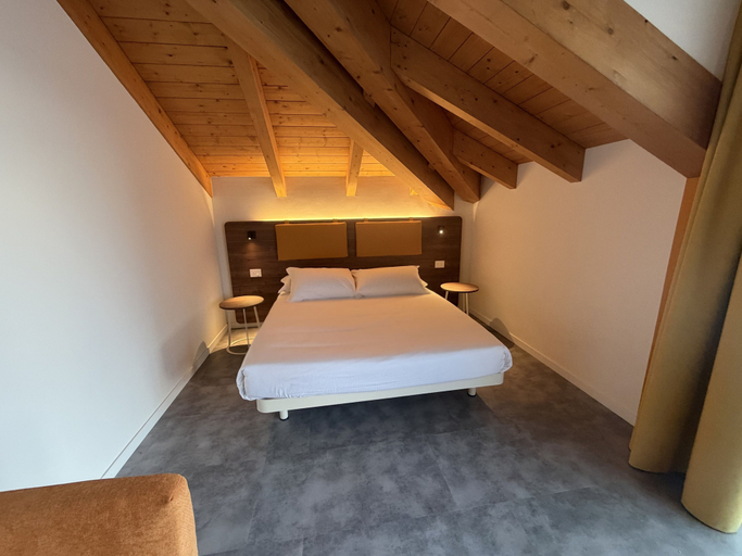 Room 4, Mirage Arona, Novara