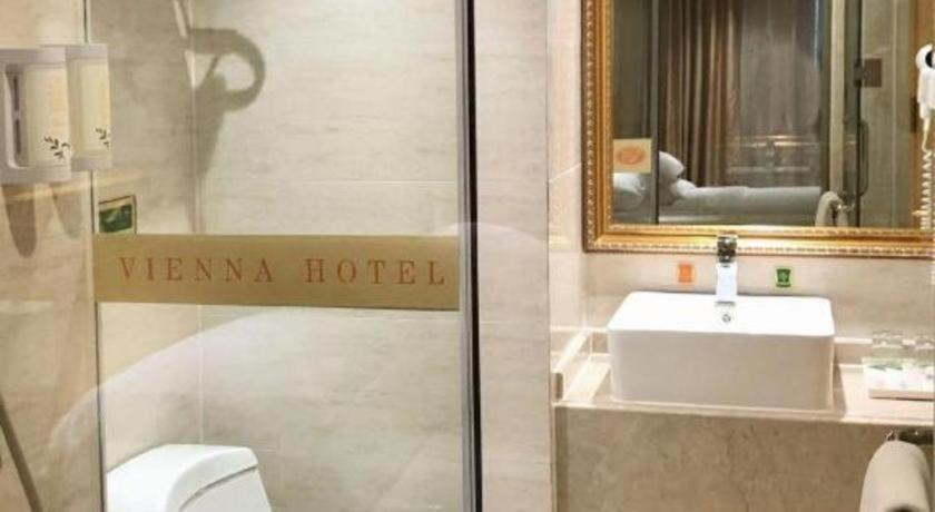 Bathroom 3, Vienna Hotel Guangxi Hezhou Guposhan Suifeng, Hezhou