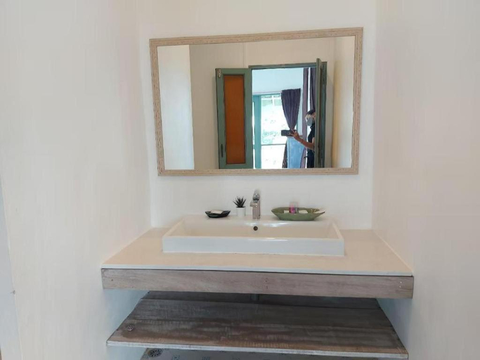 Bathroom 4, Warapura Resort, Koh Chang