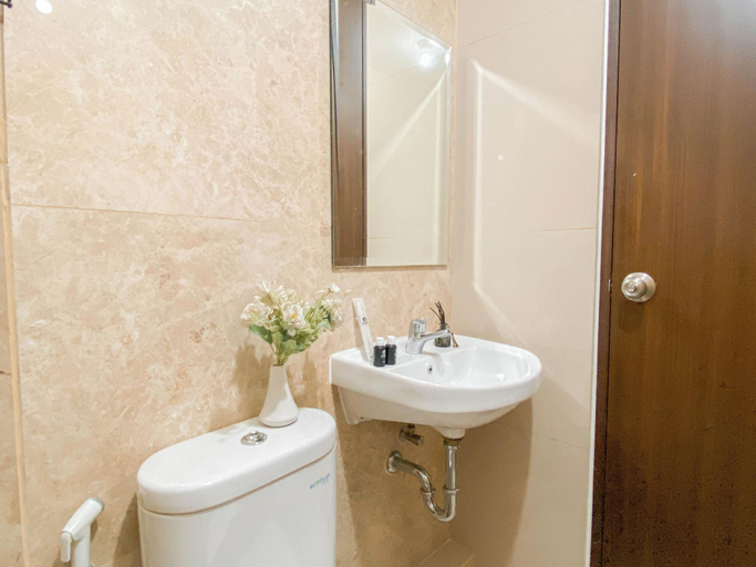 Bathroom 4, Cozy and Spacious 2BR Apartment at Transpark Cibubur, Depok