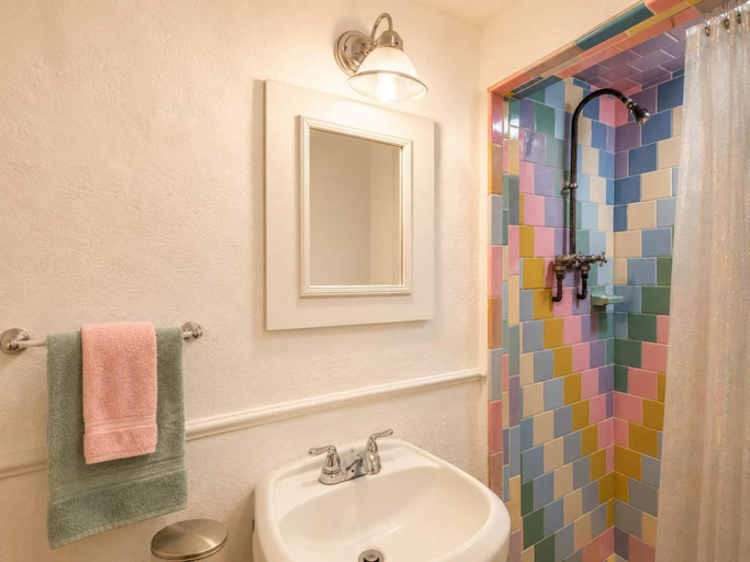 Bathroom 3, Enchanting historic townhouse by CozySuites, Alexandria