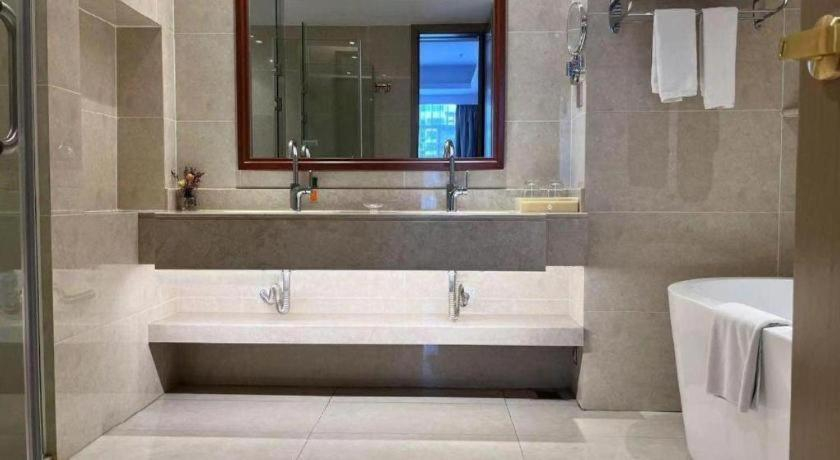 Bathroom 3, Vienna Hotel Xinfeng West High-Speed Railway Station, Ganzhou
