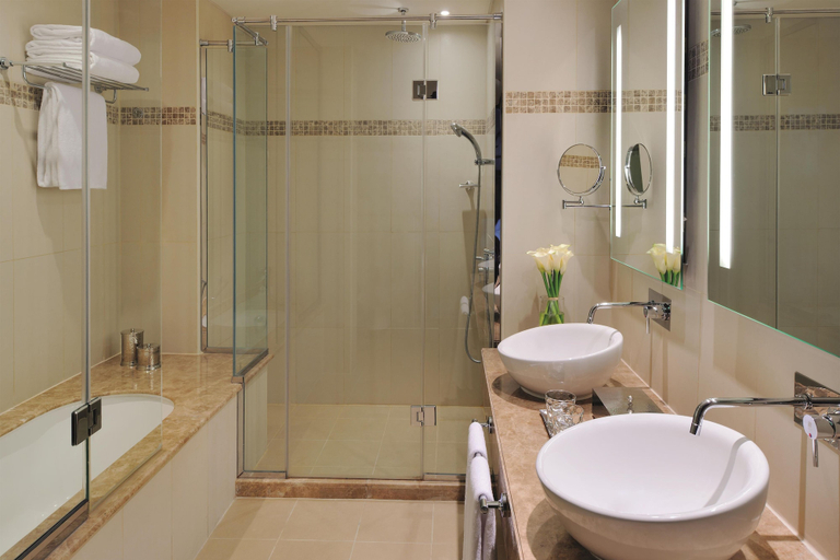 Bathroom 5, Avani Deira Dubai Hotel, Dubai