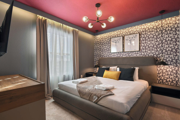 Interior 2, Family Fun Villa: Themed Rooms, Private Pool & Spa, Lake