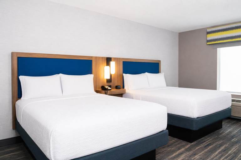Bedroom 3, Hampton Inn & Suites Chicago/St. Charles, Kane
