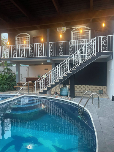 Pool 3, Trébol House Hostel, La Ceiba