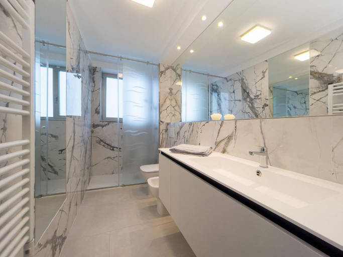 5, Bright apartment with balconies, Udine