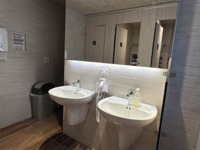 Bathroom 5, Popinn International Youth Hostel, Tainan