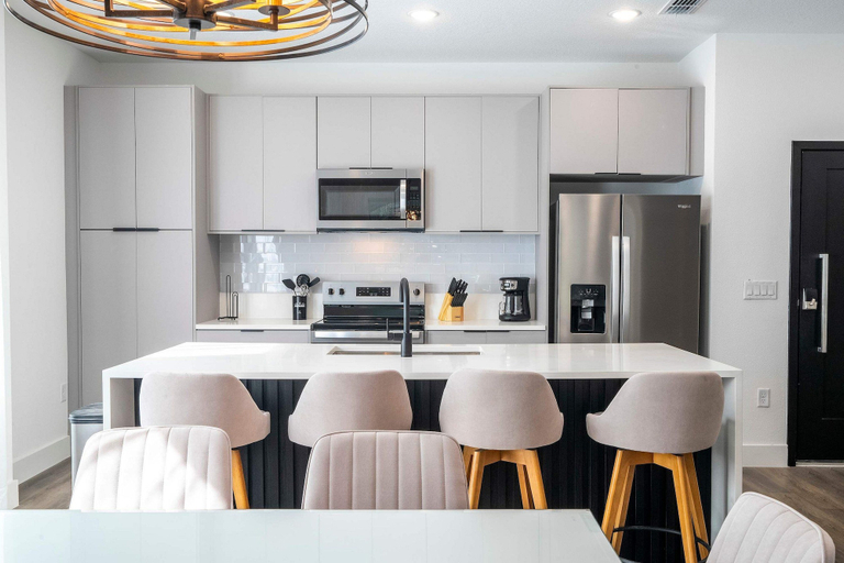 Private kitchen 4, New Doppio Home, Pool, 15min Disney, Osceola