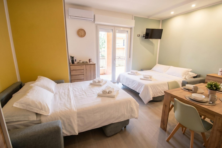 Room 3, La Genzianella - Studio for 4 With Balcony & AC, Savona