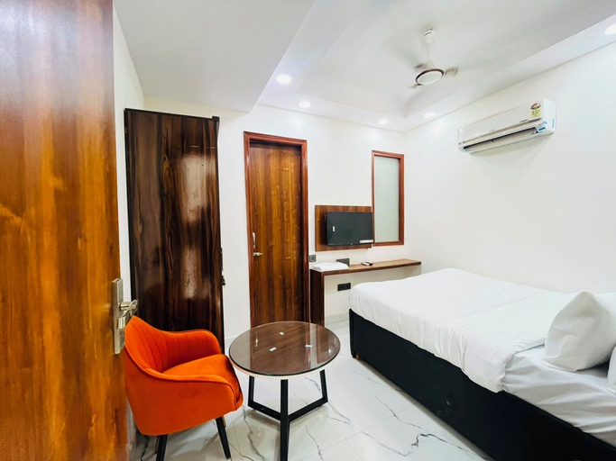 Room 2, Roomshala Hotel Amana Stays Sec 44, Gautam Buddha Nagar
