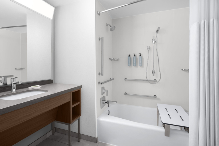 Bathroom 4, Courtyard by Marriott Lyndhurst Meadowlands, Bergen