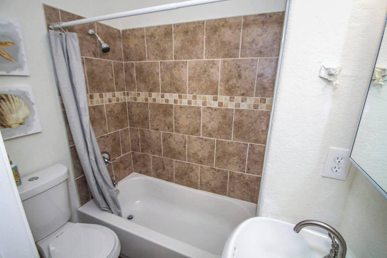 Bathroom 4, Hays St Cozy Remodeled 2br/2ba House Sleeps 8, Bexar