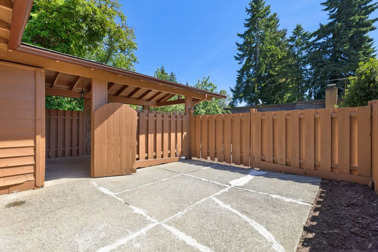 Room 2, Stylish Eastside 3BR Family Home Prime Location, King