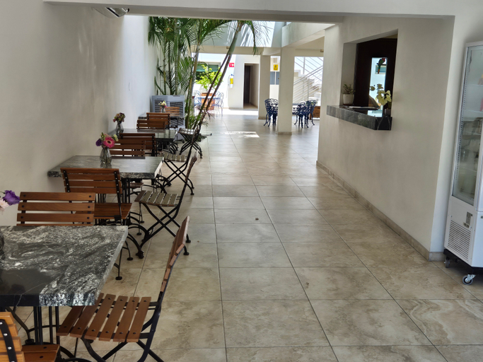 Others 5, Hotel Lorimar, La Paz