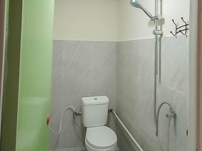 Bathroom, Verisha Inn Singkawang RedPartner, Singkawang