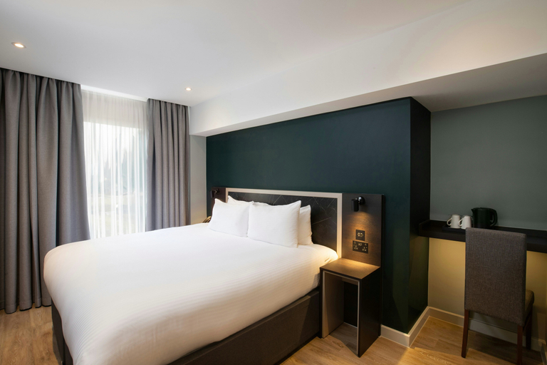 Bedroom 2, Royal National Hotel, London
