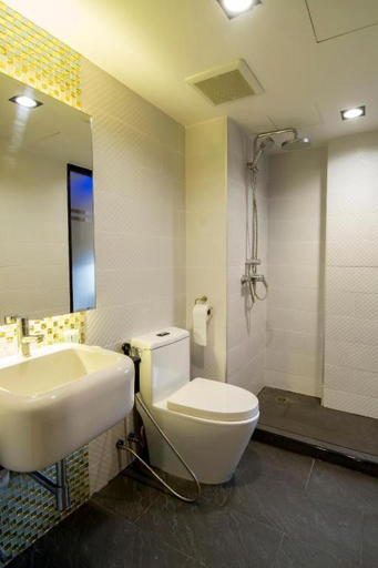 Bathroom 4, Eleven Avenue Suites, Wattana