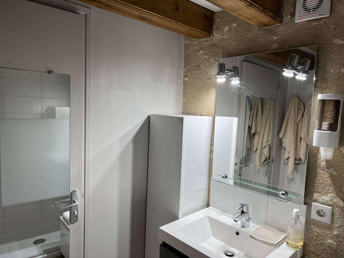 Bathroom 3, Gites De Gondia Res, Nièvre