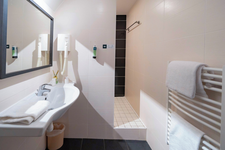 Bathroom 4, Auberge du Cheval Blanc, Morbihan