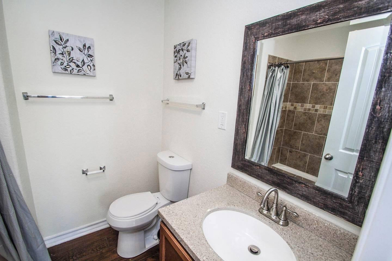 Bathroom 4, Hays St Cozy Remodeled 2br/2ba House Sleeps 8, Bexar