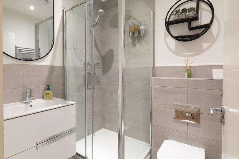 Bathroom, Courtyard View, Southampton