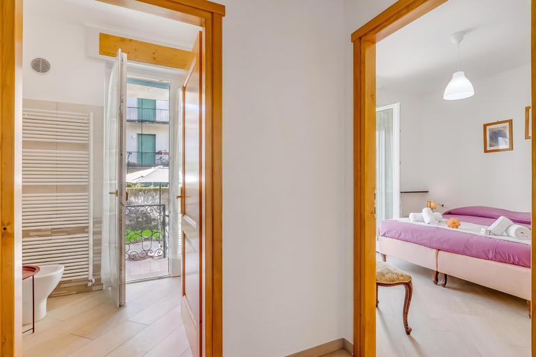 Room 3, Casa Adelina, Center Flat With Private Garden, Verbano-Cusio-Ossola