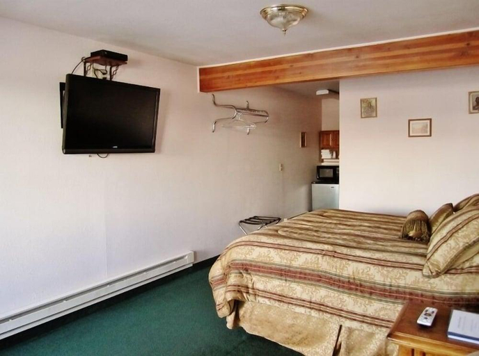 Bedroom 2, Going to the Sun Inn & Suites, Glacier