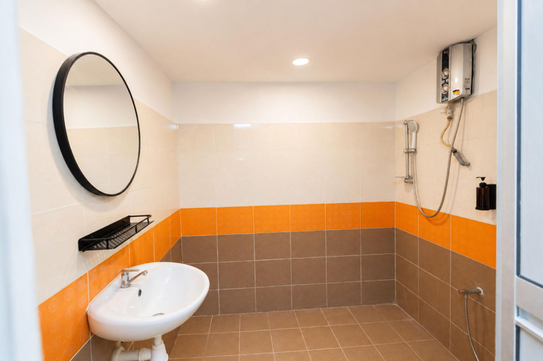 Bathroom 4, Swing & Pillows @ Kajang Selangor, Hulu Langat