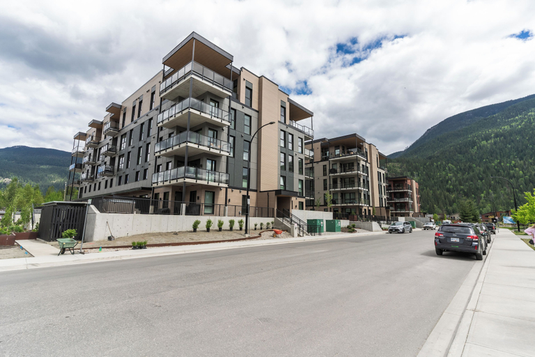 Exterior 2, Revelhaus, Columbia-Shuswap