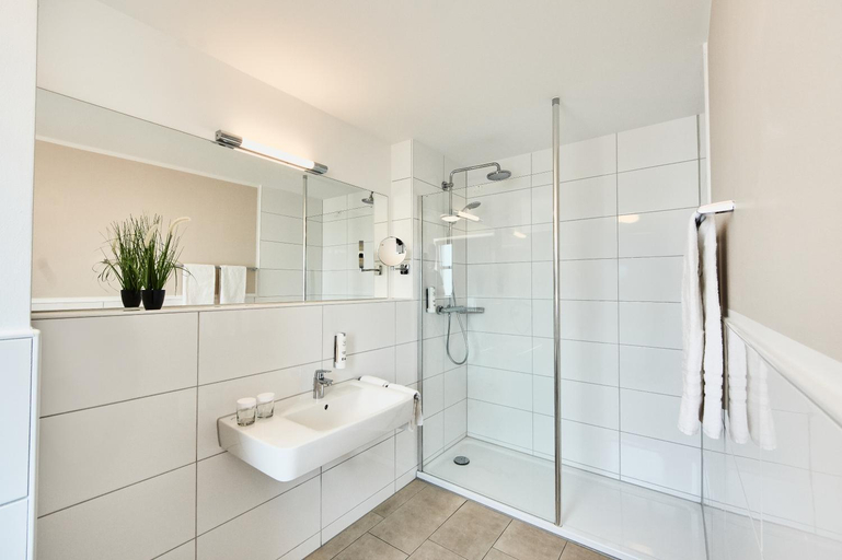 Bathroom 4, Hotel Frisia, Leer