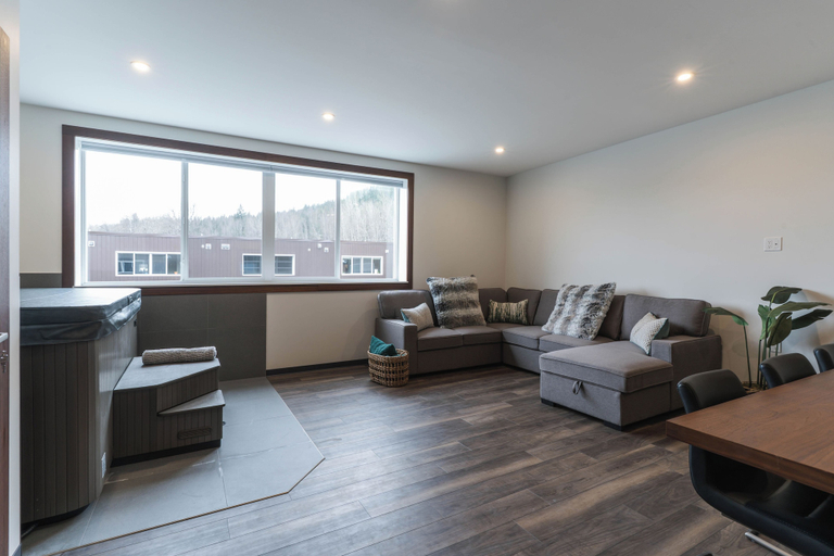 Interior 2, The Timber Den, Columbia-Shuswap