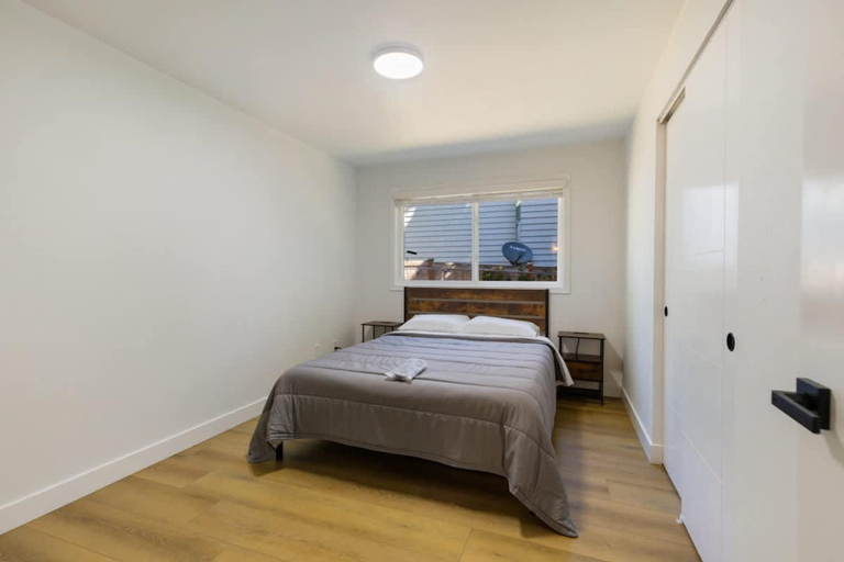 Room 3, Stylish Eastside 3BR Family Home Prime Location, King