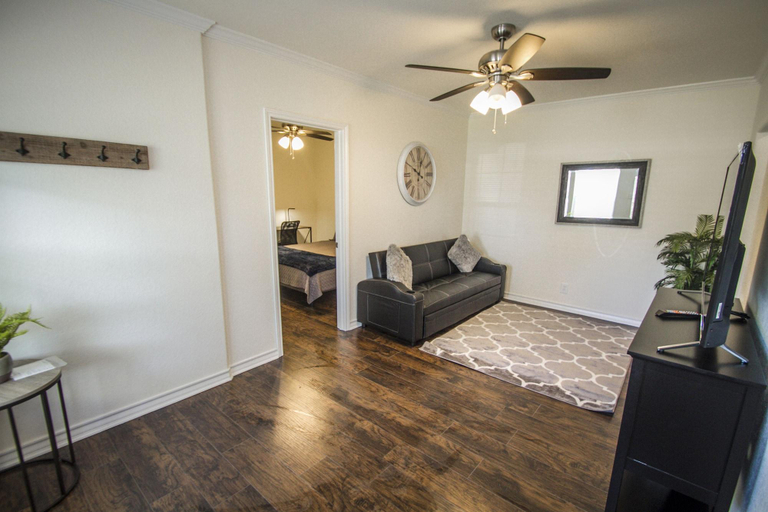 Public Area 2, Hays St Cozy Remodeled 2br/2ba House Sleeps 8, Bexar