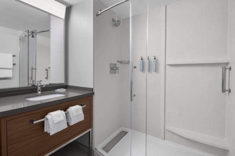 Bathroom 4, Courtyard by Marriott Lyndhurst Meadowlands, Bergen