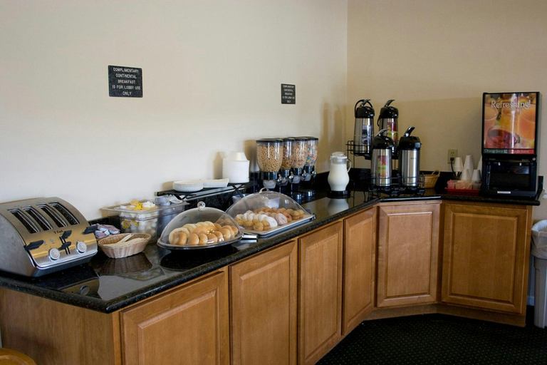 Food & Drinks 5, Rockford Alpine Inn and Suites, Winnebago