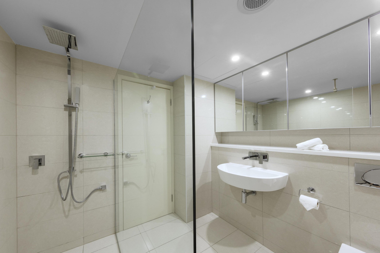 Bathroom 5, Oaks Darwin Elan Hotel, Darwin