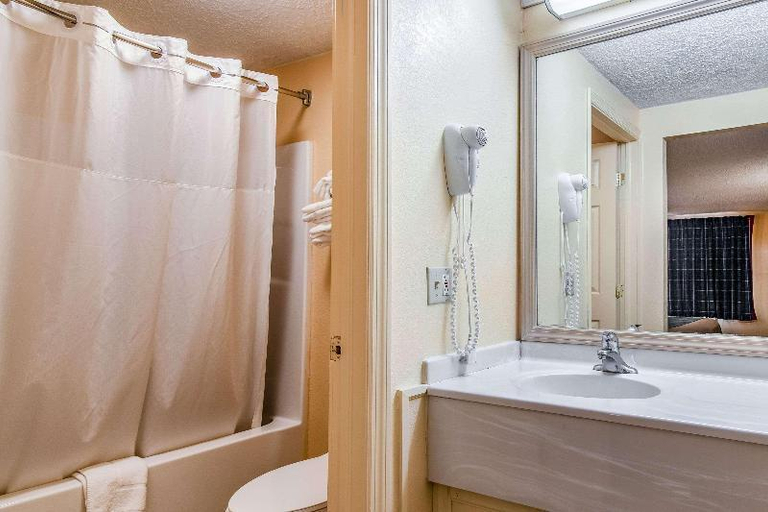 Bathroom 4, Rodeway Inn, Montgomery