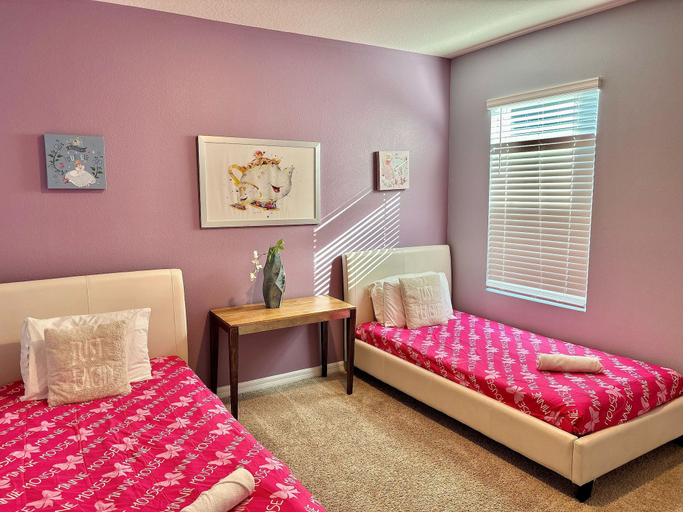 Room 2, 7BR Solterra Home, Pool & spa Near Disney, Polk