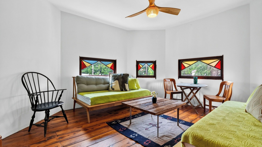 Interior 3, The Painted Lady by Avantstay Grand Victorian + Balcony Firepit + BBQ, Greene