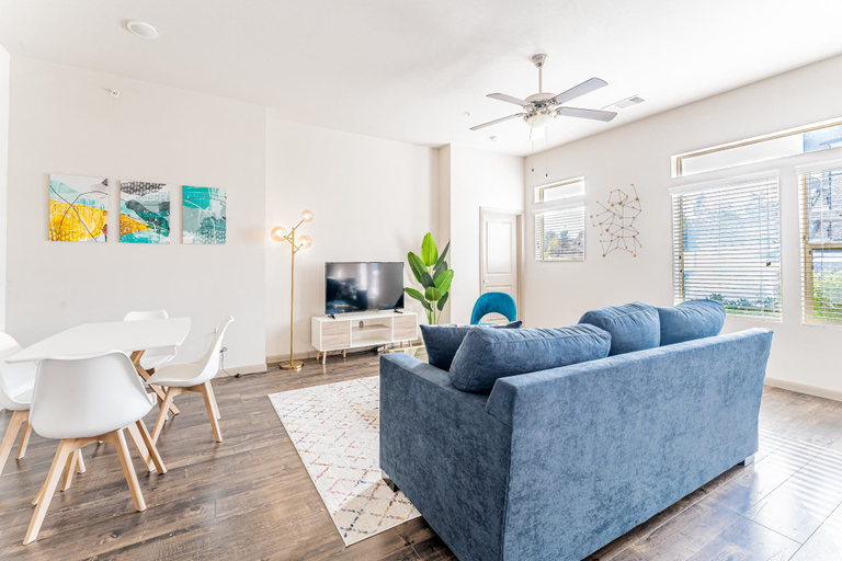 Room 2, Huge 2BR Suite Close to Downtown w Fast Wifi, Travis