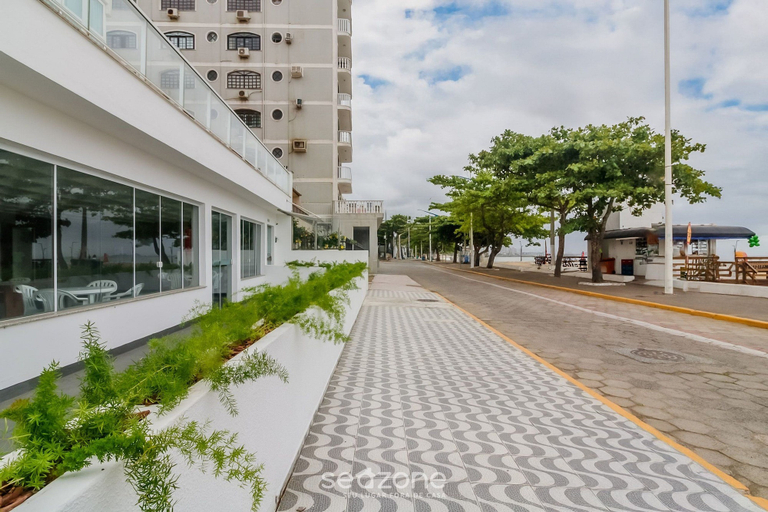 Property grounds 4, 3BR apt Near Beach w/ Garage in Picarras Nra0490, Piçarras