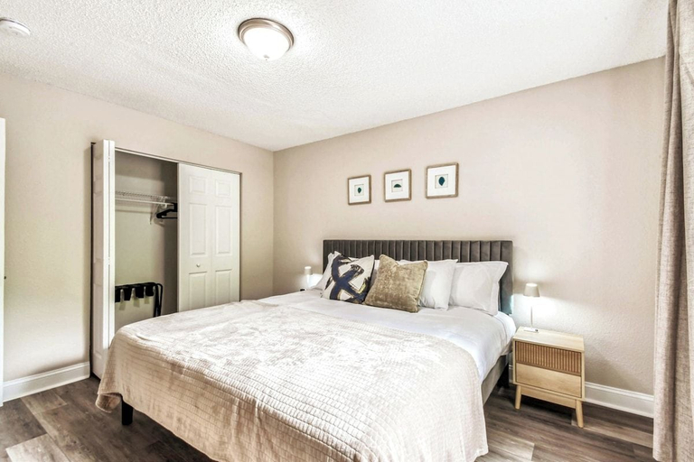 Room 5, Charming Home Near Macdill AFB Hot Tub Fire Pit, Hillsborough