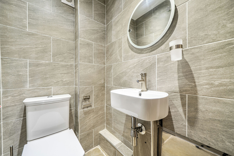 Bathroom 2, Chic Cosy Rustic Barn Alton Towers Peaks, Staffordshire